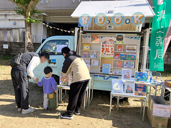 絵本展示・貸出、駄菓子販売の様子